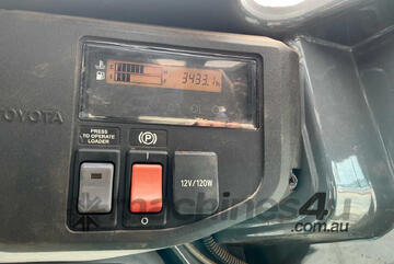 2011 Toyota Huski 30-5SDK8 Wheeled Skid Steer