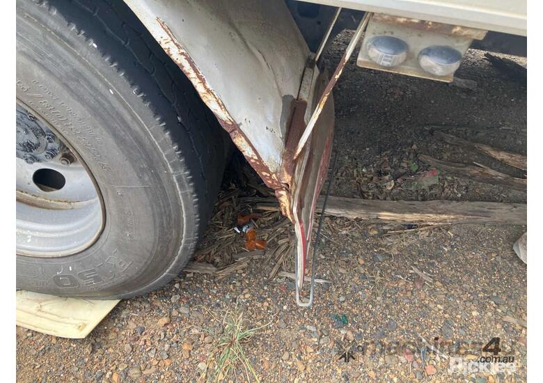 2005 Mitsubishi FV 500 Refrigerated Pantech