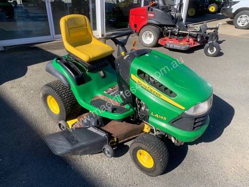 John Deere LA145 Lawn Tractor