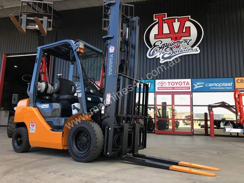 2.5 Tonne Toyota 8 Series Forklift with 2 stage free lift! 
