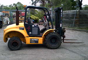 2 ton Ausa , 4 wd , 3stage mast , side shift , 3400 hrs ,