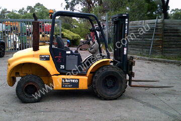 2 ton Ausa , 4 wd , 3stage mast , side shift , 3400 hrs ,