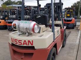 Nissan 3.5 Ton Container mast forklift 4.3m lift LPG Side shift - picture1' - Click to enlarge