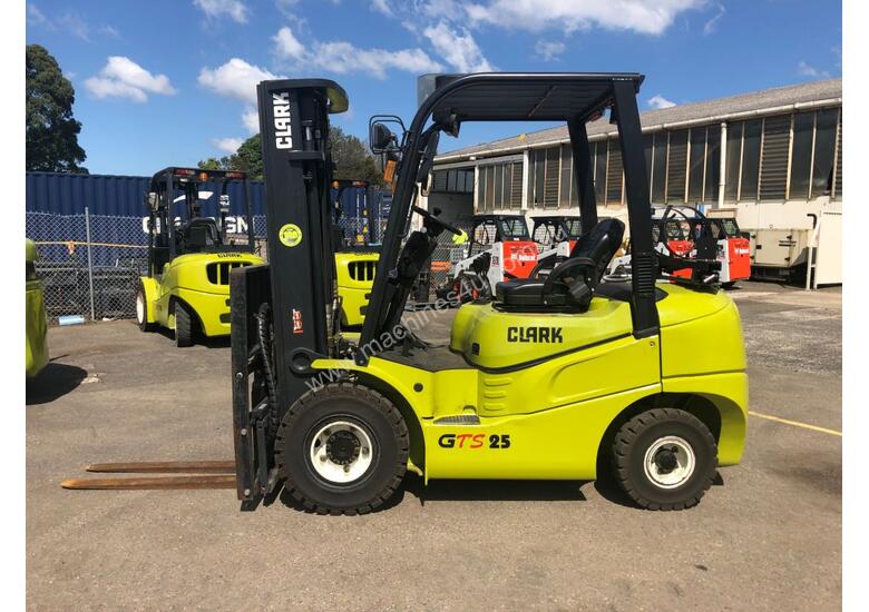Used clark Used CLARK 2 5t LPG Container Access Forklift For Sale