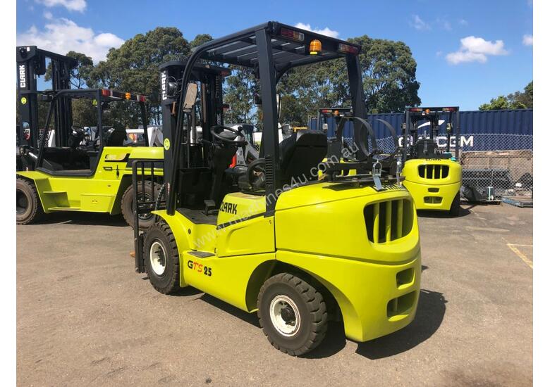 Used clark Used CLARK 2 5t LPG Container Access Forklift