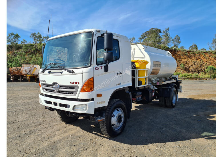 caption Hino GT 1322-500 Series Fuel/Lube Tanker Truck
