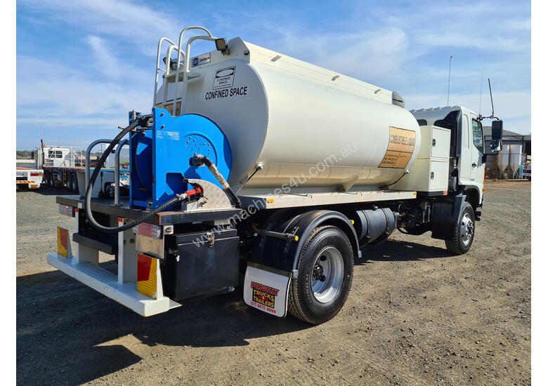 caption Hino GT 1322-500 Series Fuel/Lube Tanker Truck