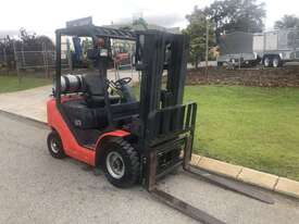 Forklift UN Maximal 2.5 Tonne Container Mast - picture0' - Click to enlarge