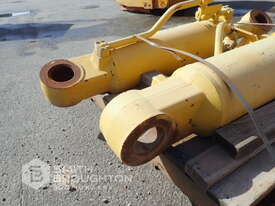 2 X D475A-5 KOMATSU RIPPER TILT CYLINDERS - picture1' - Click to enlarge