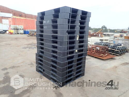 15 X PLASTIC PALLETS