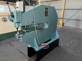 Pullmax P5 Nibbler with selection of tooling - picture0' - Click to enlarge