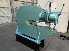 Pullmax P5 Nibbler with selection of tooling - picture0' - Click to enlarge