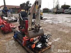 Takeuchi TB210R - picture1' - Click to enlarge