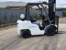 Nissan Unicarrier 2.5T Forklift Near New - picture1' - Click to enlarge