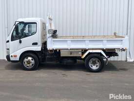 2006 Hino Dutro U305 - picture1' - Click to enlarge