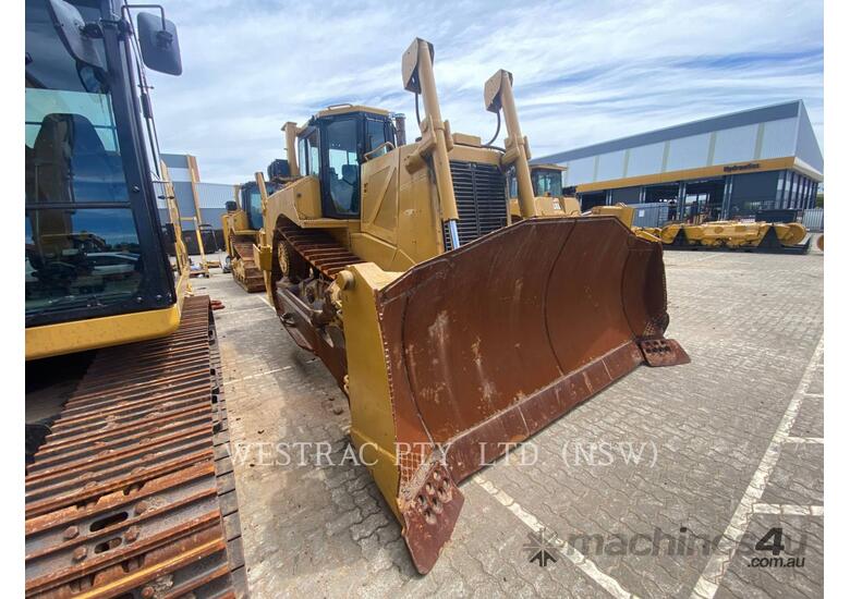 caption CAT D8T Track Type Tractors
