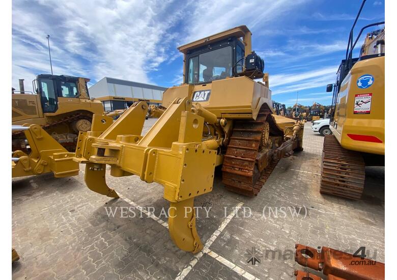caption CAT D8T Track Type Tractors