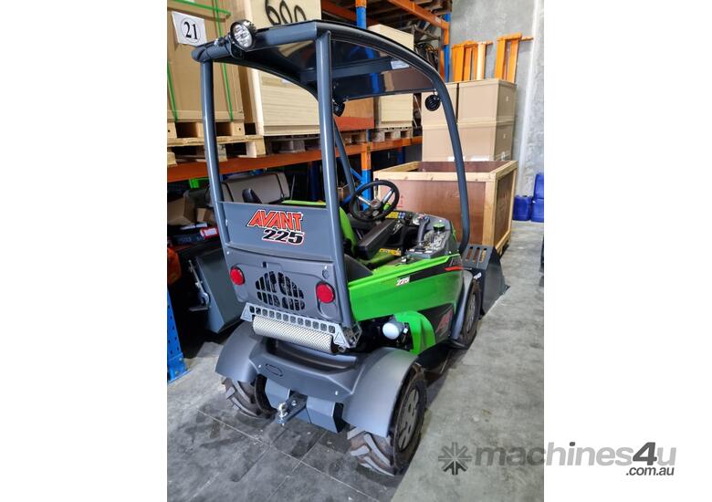 caption Avant 225 Mini Loader and GP Bucket