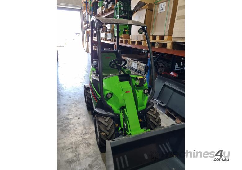 caption Avant 225 Mini Loader and GP Bucket