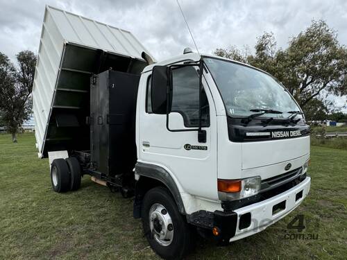 UD MK175 4x2 Chipper/Tipper Truck. Steel Tipper Body. 