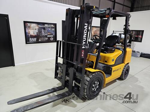 caption 2023 Hyundai 3.5T LPG Forklift with Container Mast & Nissan K25 Engine 50HP!
