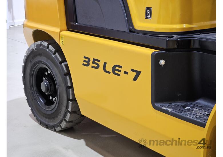 caption 2023 Hyundai 3.5T LPG Forklift with Container Mast & Nissan K25 Engine 50HP!