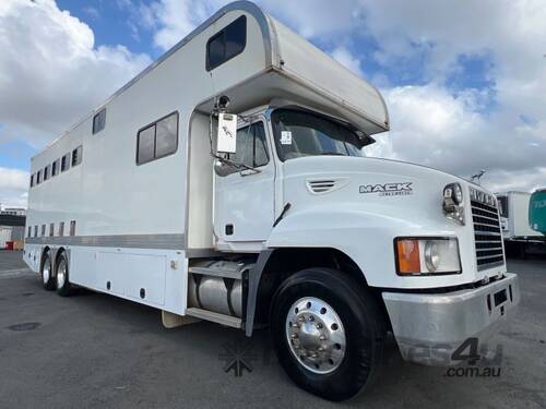 2004 Mack Metro Liner Horse Transporter