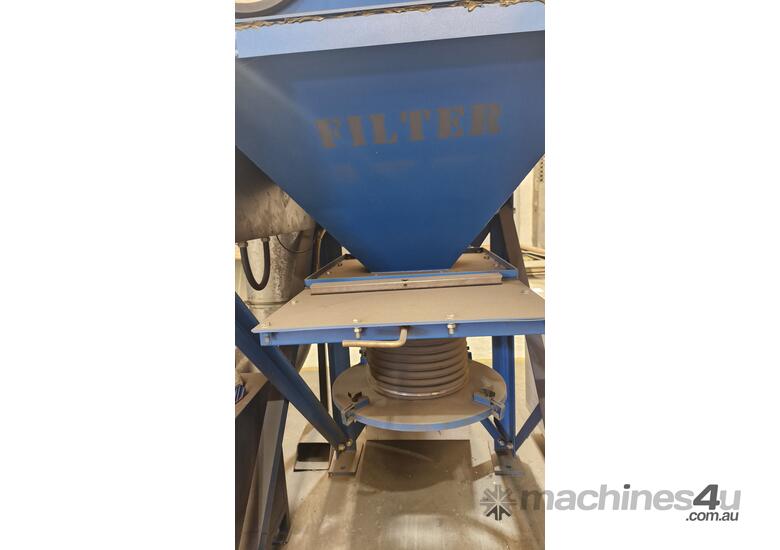 caption Donaldson Torit 8 cylinder Dust Collector