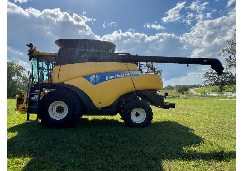 caption New Holland 2011 Cr 9080 class 9 combine