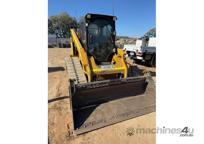 caption CAT 289D2 Skid Steer