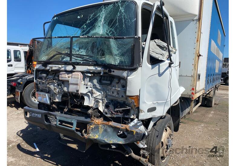 caption Mitsubishi Fighter Curtainsider