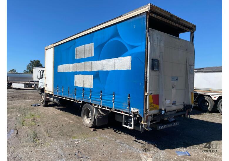 caption Mitsubishi Fighter Curtainsider