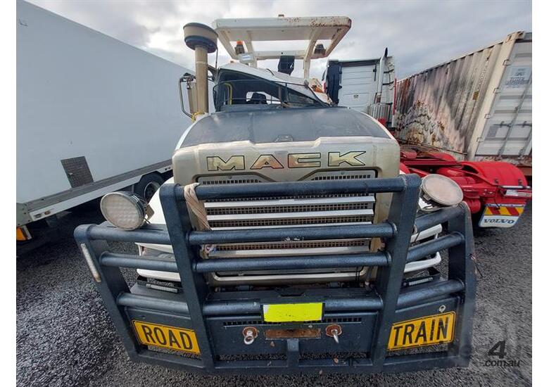 caption Mack Titan Superliner