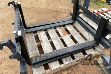 CLARK EQUIPMENT 1500 KG PALLET FORKS