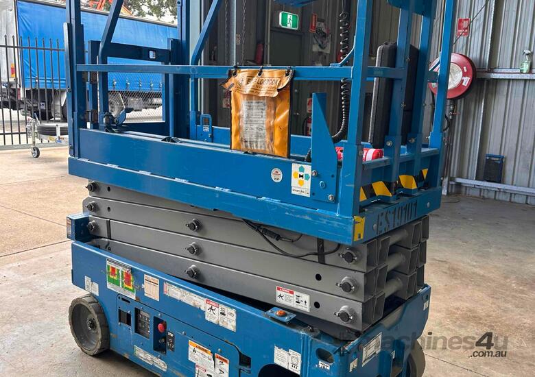 2018 Genie GS1932 - 19ft Electric Scissor Lift image 2