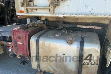 Nissan Ud 2007   CW385 Tipper