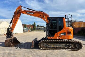 Excavator Tracked 2021 Doosan DX140LC 1,560 hrs Tilt Hitch, Hammer, Buckets Tier 1 Spec