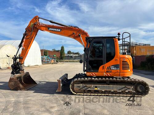 Excavator Tracked 2021 Doosan DX140LC – 1,560 hrs – Tilt Hitch, Hammer, Buckets – Tier 1 Spec