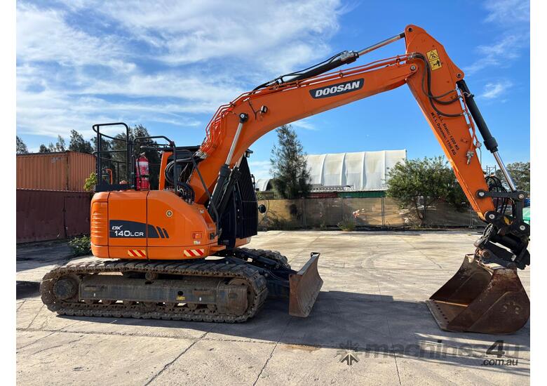Excavator Tracked 2021 Doosan DX140LC – 1,560 hrs – Tilt Hitch, Hammer, Buckets – Tier 1 Spec