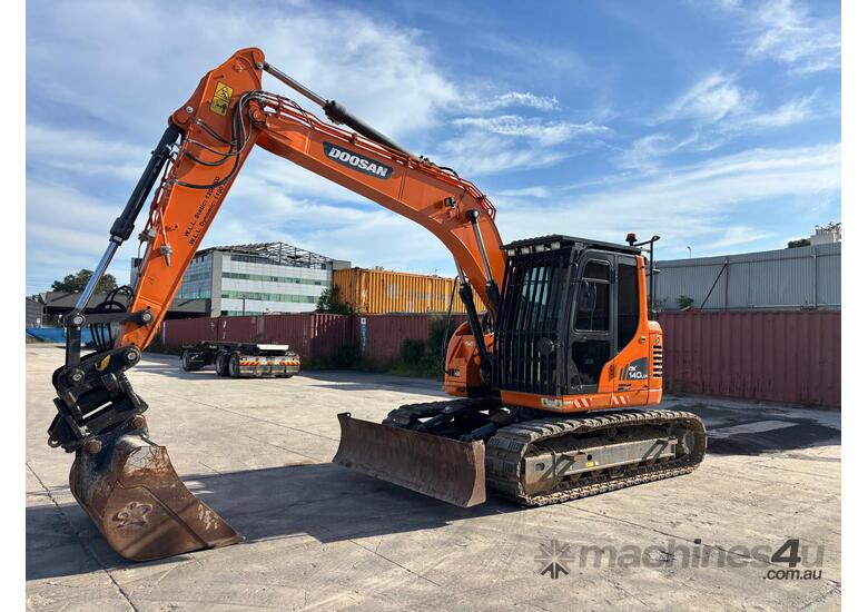Excavator Tracked 2021 Doosan DX140LC – 1,560 hrs – Tilt Hitch, Hammer, Buckets – Tier 1 Spec