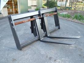 PALLET FORKS TO SUIT CAT IT LOADER - picture0' - Click to enlarge