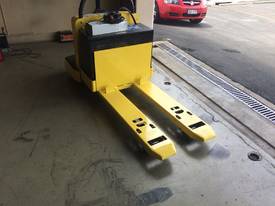 Yale MPE060-F battery electric pallet truck/jack - picture0' - Click to enlarge