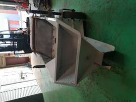 Arrow 770 kerb machine with 5 moulds - picture2' - Click to enlarge