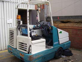 Advance 6550E Rider Vacuum Sweeper - picture0' - Click to enlarge