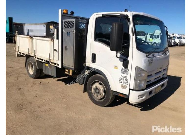 caption 2010 Isuzu NQR450 Medium
