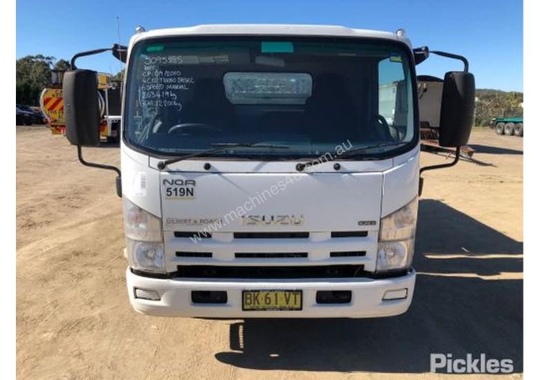 caption 2010 Isuzu NQR450 Medium
