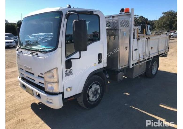 caption 2010 Isuzu NQR450 Medium