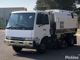 2005 Nissan UD MKB215 - picture2' - Click to enlarge