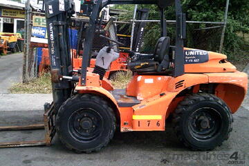 2ton Mast explorer , 4 WD , 3stage mast , side shift , 2,520 hrs ,