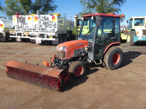 Kubota B3030 Tractor with Front Broom